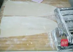 Illustration of how to make fresh meat Yuanbao wontons 7