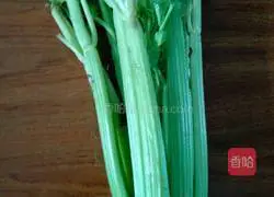 Illustration of how to make pork and celery wontons 1