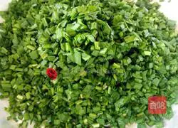 Illustration of how to make Shage, leek and pork dumplings 1