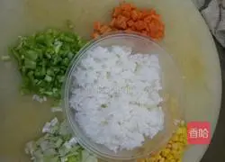 Illustration of how to make corn and egg fried rice 1
