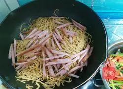 Illustration of home-style fried noodles with colorful vegetables 8