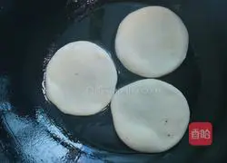 Black sesame and red bean paste pie recipe 8