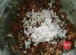 Illustration of how to make stomach-warming seafood pea sprout wontons 7