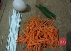Illustration of how to make egg noodles and carrot cubes 1