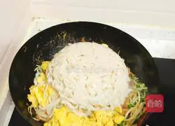 Illustration of how to make Juewei Egg Fried Noodles (Fried Noodles with Green Pepper and Eggs) 9