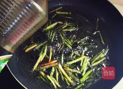  Illustration of how to make noodles with scallion oil 3
