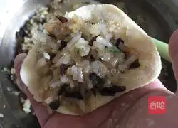 Illustration of how to make steamed buns with vegetarian stuffing 14