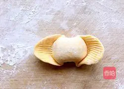 Illustration of how to make golden ingot steamed buns 15