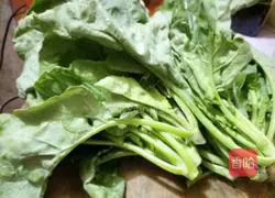 Illustration of how to make kale fried rice 1