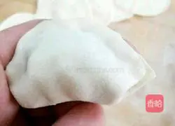 Illustration of making dumplings with pickled cabbage filling 12