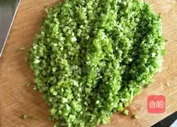 Illustration of how to make celery and pork dumplings 3