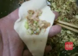 Illustration of how to make tomato wontons 4