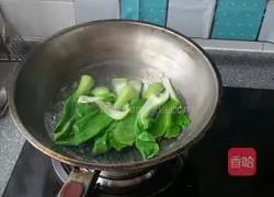 Illustration of how to make hot noodles and plain stuffed pot sticker dumplings 2