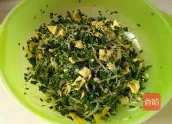 Illustration of how to make vegetarian steamed buns stuffed with chives 12