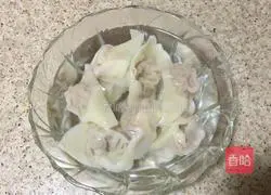 Illustration of how to make peanut butter cold wontons 5
