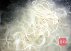Illustration of how to make fried noodles with shredded pepper and pork 3
