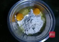 Illustration of how to make egg pancakes with electric baking pan 2