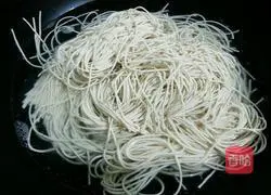 Illustration of how to make tomato and duck egg noodles 3