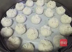 Illustration of how to make steamed buns stuffed with green onions and pork 14