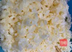 Illustration of how to make sausage, tripe and egg fried rice 3