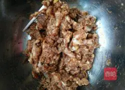 Illustration of how to make fennel and pork dumpling stuffing 3