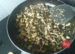 Illustration of how to make steamed buns stuffed with dried radish and vegetables 9