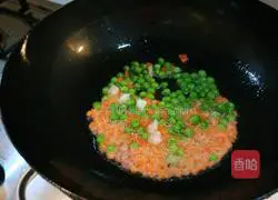 Xinwen Gourmet Scallop, Shrimp and Egg Fried Rice Recipe Illustration 8