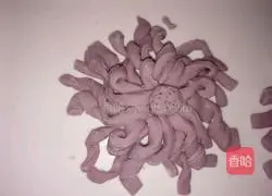 Illustration of how to make purple sweet potato and chrysanthemum steamed buns 4