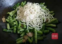 Illustration of how to make fried noodles with lentils and shrimps 9