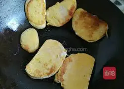 Illustration of how to make golden steamed bun slices 7