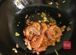 Illustration of how to make tomato, egg and prawn noodles 2