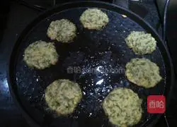 Illustration of how to make Sophora japonica pancakes 9