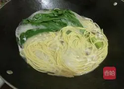 Illustration of how to make poached egg noodles 5