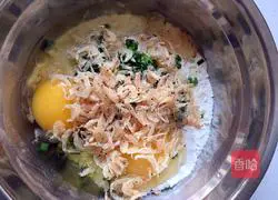 Illustration of how to make shrimp egg pancake 3