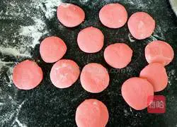 Illustration of how to make red flower steamed buns 6