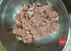 Illustration of how to make small wontons stuffed with mushrooms, carrots and carrots 4