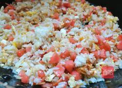 Illustration of how to make ham, sausage and egg fried rice 10