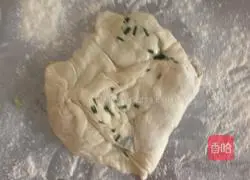 Illustration of how to make scallion pancake 4