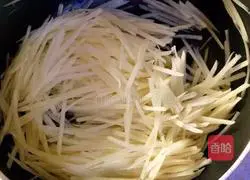 Illustration of how to make shredded potato, ham and egg pancakes 1