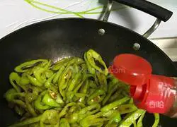 Illustration of how to make lazy green pepper fried meat roll flatbread 9