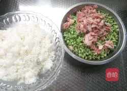 Illustration of how to make cowpea bacon soy sauce fried rice 2