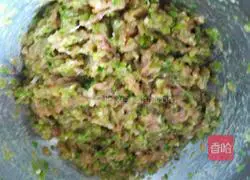 Illustration of how to make green pepper and meat buns 8