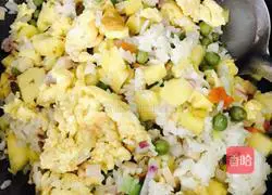 Xinjiang style pineapple and egg fried rice recipe illustration 13