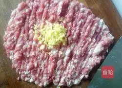 Illustration of how to make dumpling stuffing with chives and meat stuffing 2