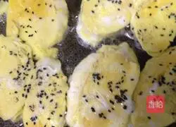 Illustration of how to make fried or fried steamed bun slices 2