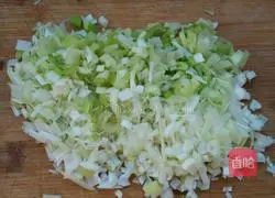 Illustration of how to make pork and green onion stuffed buns 2