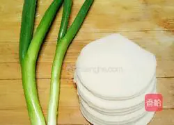 Illustration of how to make dumpling skin crispbread 1