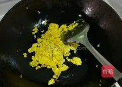 Illustration of how to make fragrant egg fried rice 4