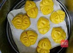 Illustration of how to make pumpkin pattern steamed buns 10