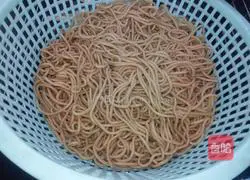 Illustration of how to make fried noodles with shredded pork 1